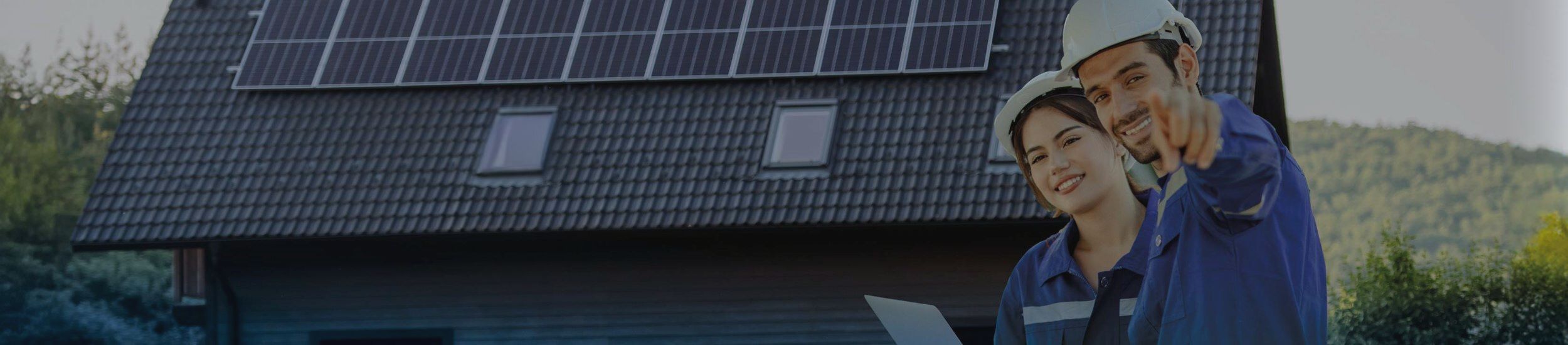 Header Photovoltaik mit Handwerkern
